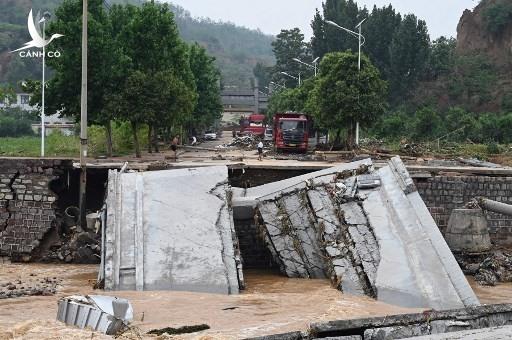 Cận cảnh lũ lụt ”nghìn năm có một” khiến 33 người chết ở Trung Quốc