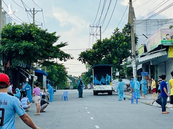 Bình Dương: Bí thư, chủ tịch phường bị đình chỉ công tác do lơ là chống dịch