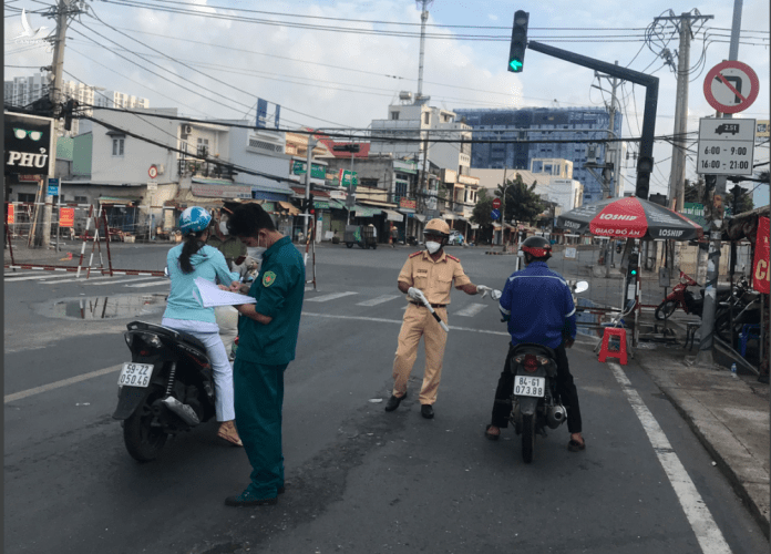 Nhiều người ra đường buộc phải trở về nhà