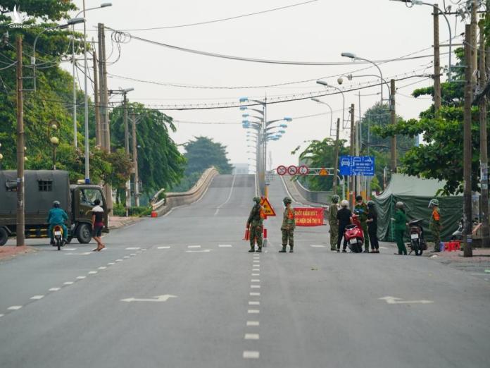 Nhiều người ra đường buộc phải trở về nhà