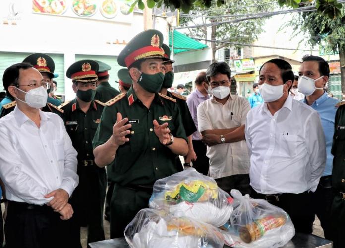 Bộ trưởng Quốc phòng: ‘Sử dụng cả không quân hỗ trợ nhu yếu phẩm cho người dân’