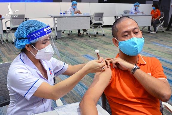 TP.HCM: Tập đoàn FPT tiêm vắc xin Sinopharm