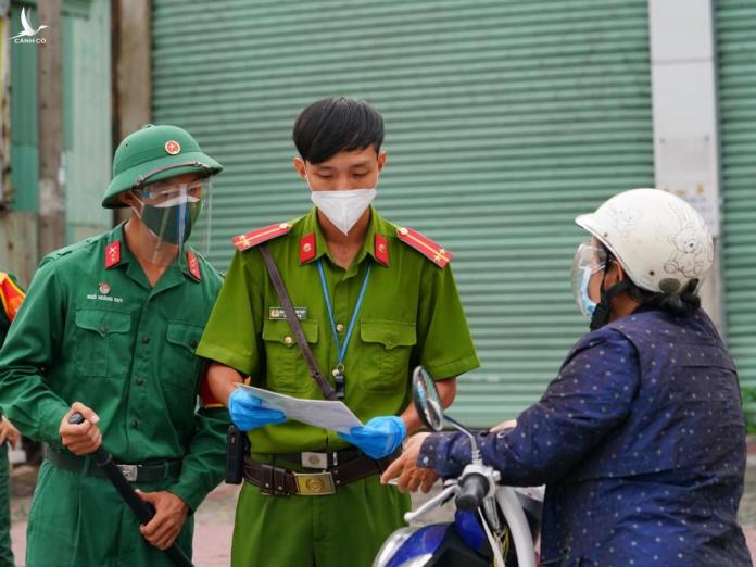 Nhiều người ra đường buộc phải trở về nhà