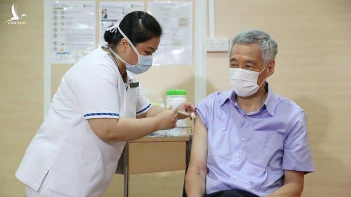 Lý giải vì sao Thủ tướng Lý Hiển Long được tiêm vaccine ở vai bên phải?