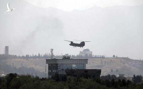 NÓNG: Taliban bao vây Kabul – Khói bốc lên từ tòa nhà ĐSQ Mỹ, trực thăng Mỹ gấp rút sơ tán nhân viên ngoại giao NÓNG: Taliban bao vây Kabul – Khói bốc lên từ tòa nhà ĐSQ Mỹ, trực thăng Mỹ gấp rút sơ tán nhân viên ngoại giao