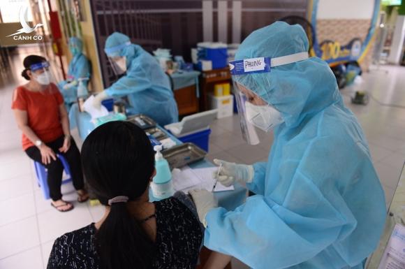 Tiêm vắc xin ở TP.HCM thiết lập mốc mới, gần 145.000 liều vào ngày 1-8 Tiêm vắc xin ở TP.HCM thiết lập mốc mới, gần 145.000 liều vào ngày 1-8