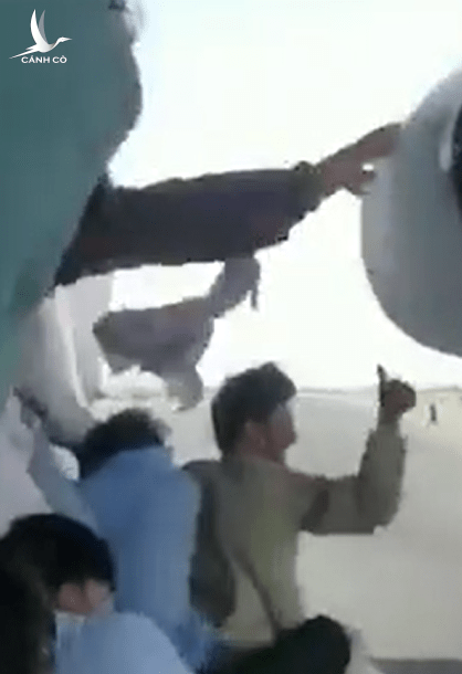 Video: Hãi hùng cảnh người Afghanistan ngồi bên ngoài máy bay Mỹ đang chuẩn bị cất cánh