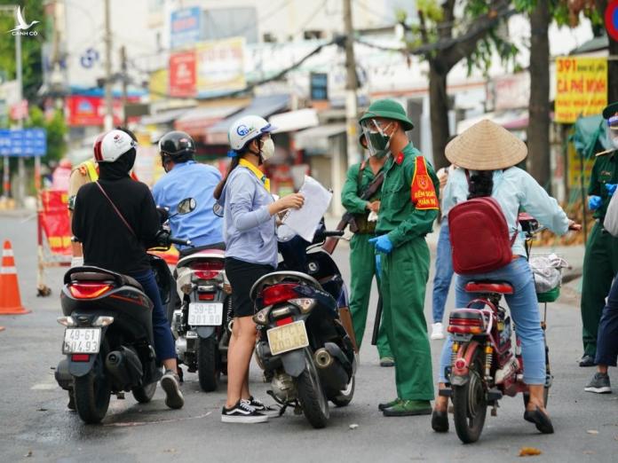 Nhiều người ra đường buộc phải trở về nhà