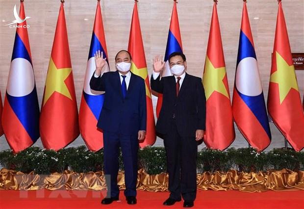 Chủ tịch nước Nguyễn Xuân Phúc dự Lễ trao tặng công trình ‘4 nhất’ cho Lào