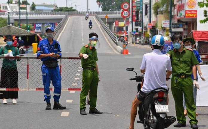 Bí thư TPHCM: “Thành phố mời bà con ở lại…”