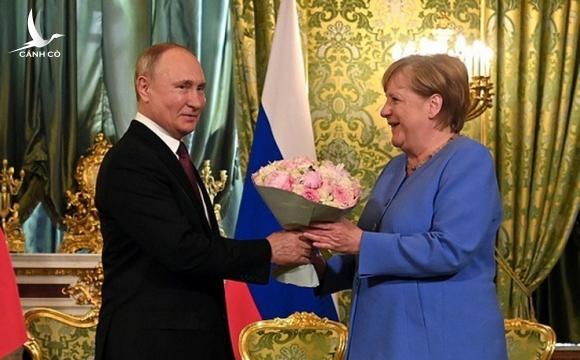 Cuộc gặp ‘chia tay’ giữa ông Putin và bà Merkel có hoa hồng, nhưng không nhượng bộ