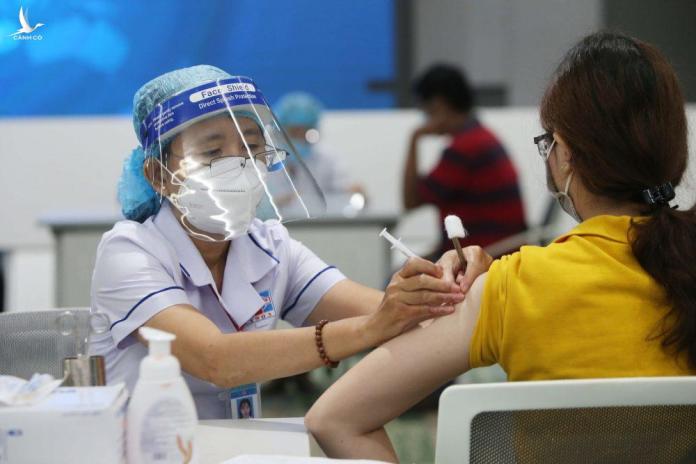 Phó Thủ tướng: TP.HCM cần chuẩn bị cho trạng thái bình thường mới khi tiêm đủ vaccine Phó Thủ tướng: TP.HCM cần chuẩn bị cho trạng thái bình thường mới khi tiêm đủ vaccine