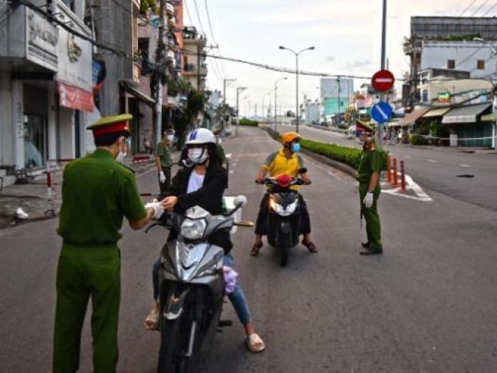 Chống dịch ở TP.HCM: Giáo sư nói chi nghe lạ?