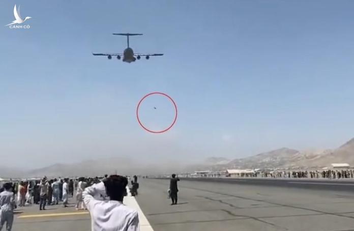 Cuộc tháo chạy nghiệt ngã của cặp anh em Afghanistan rơi khỏi máy bay Mỹ Cuộc tháo chạy nghiệt ngã của cặp anh em Afghanistan rơi khỏi máy bay Mỹ