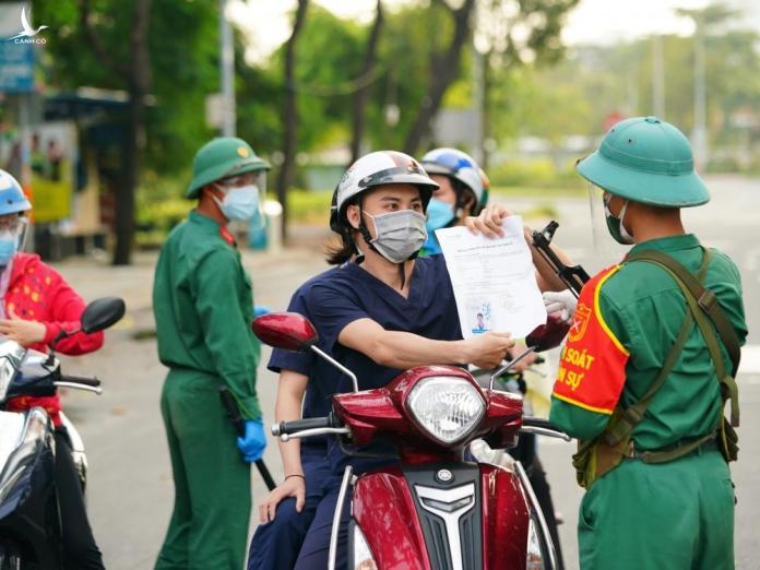 Nhiều người ra đường buộc phải trở về nhà