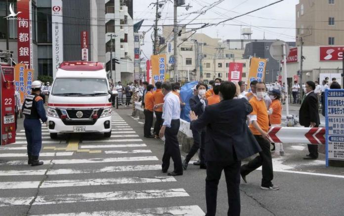 Ông Shinzo Abe không còn dấu hiệu sự sống, hung thủ bị bắt tại chỗ